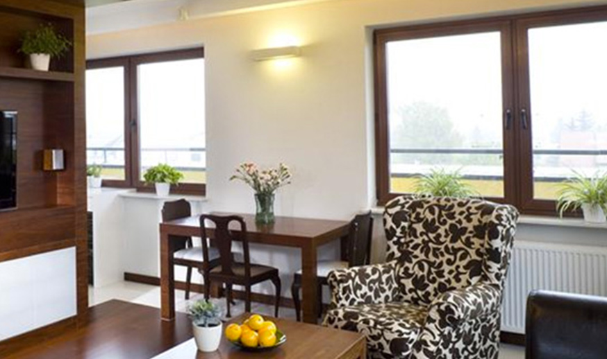 Light Walls Dark Moldings